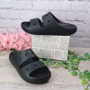Crocs Classic 2.0 NWOT Runs large- fits like an 8